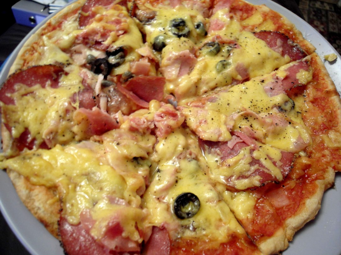 Pizza agridulce super, con jamón, queso y ananá (piña) ✓